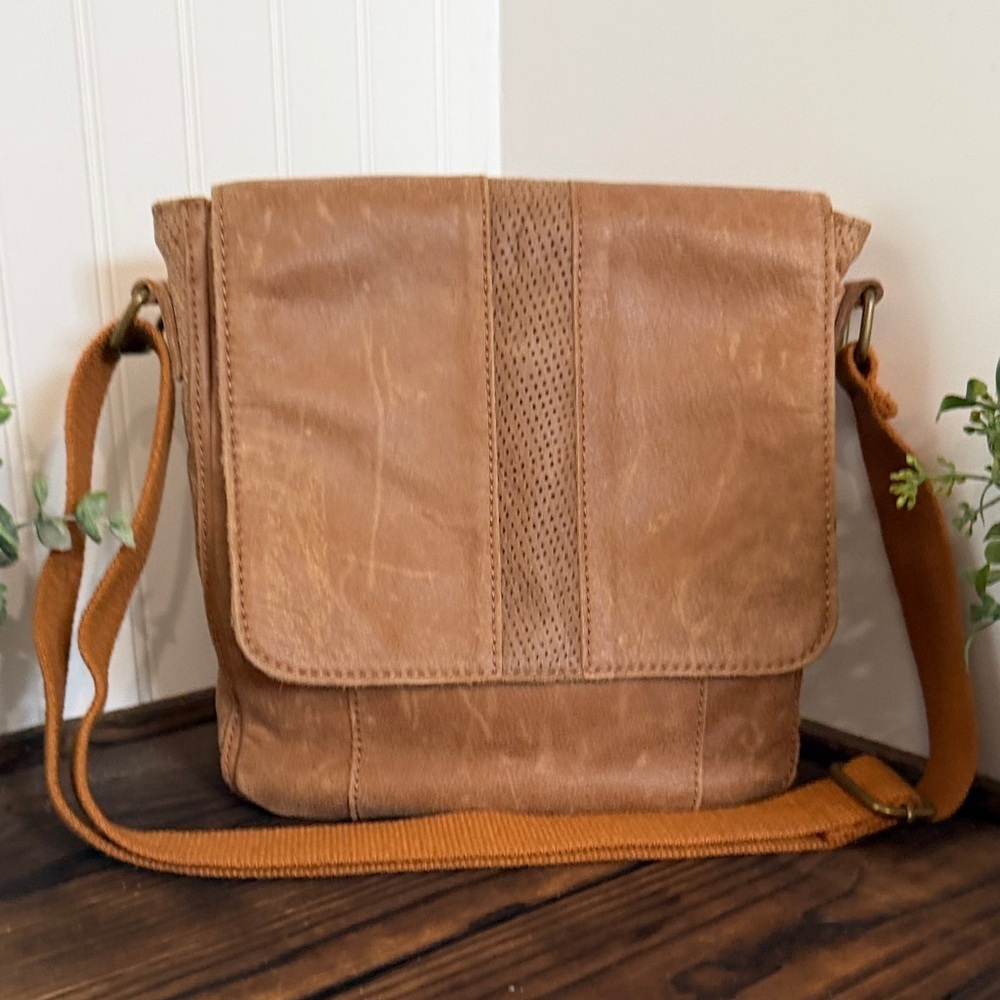 Black Rivet Tan Distressed Leather Messenger Style Bag